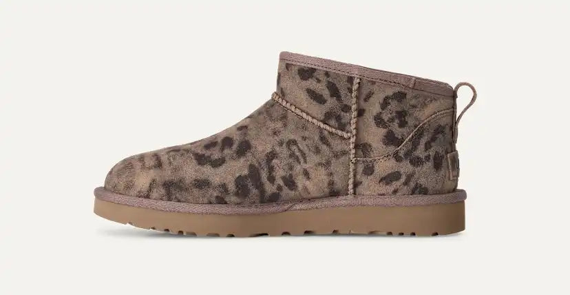 Femme Classic Ultra Mini Spotted Boot - CHE